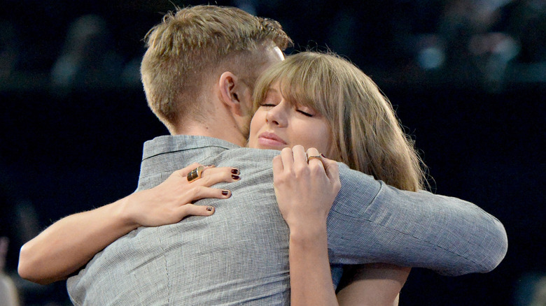 Taylor Swift embrasse Calvin Harris en 2016