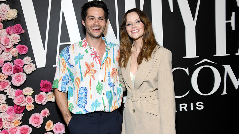 Dylan O'Brien et Sarah Ramos posant ensemble, tous deux souriants