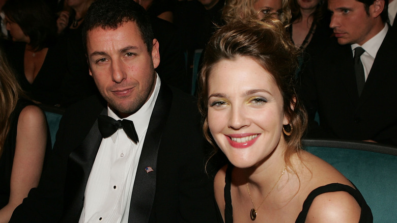 Adam Sandler et Drew Barrymore assis ensemble