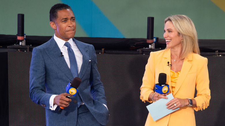 TJ Holmes et Amy Robach avec des micros