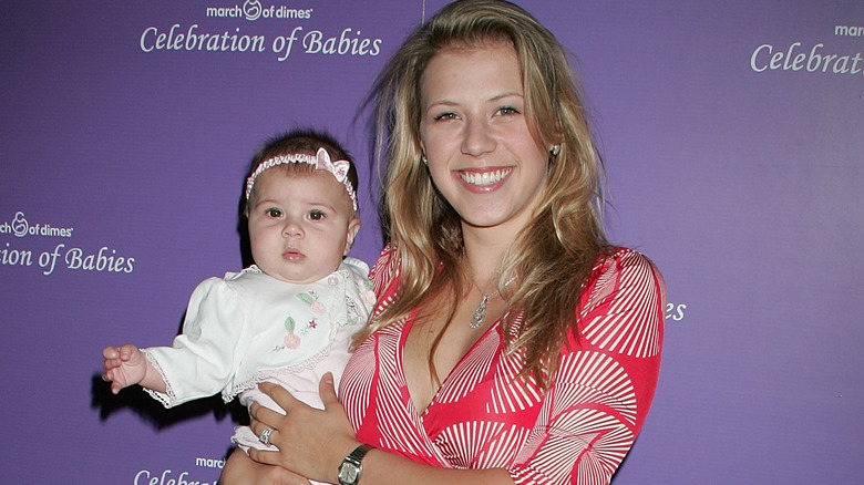 Jodie Sweetin tenant sa fille Zoie