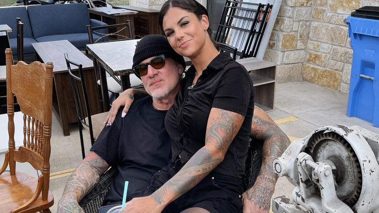 Jesse James et Bonnie Rotten posant