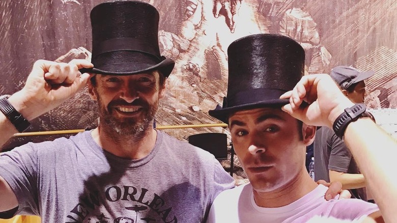 Hugh Jackman et Zac Efron posent