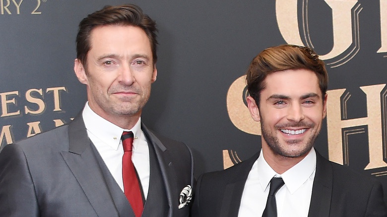 Hugh Jackman et Zac Efron posent