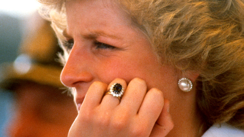 La princesse Diana porte une bague de fiançailles