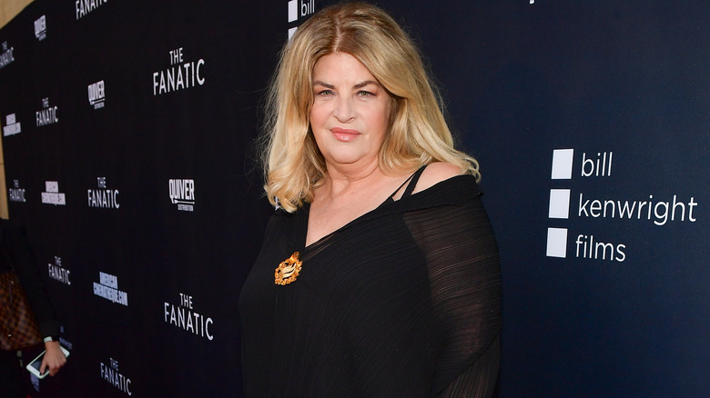 Kirstie Alley vêtue de noir