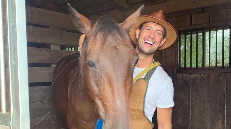 Ryan Fischer posant à côté d'un cheval 