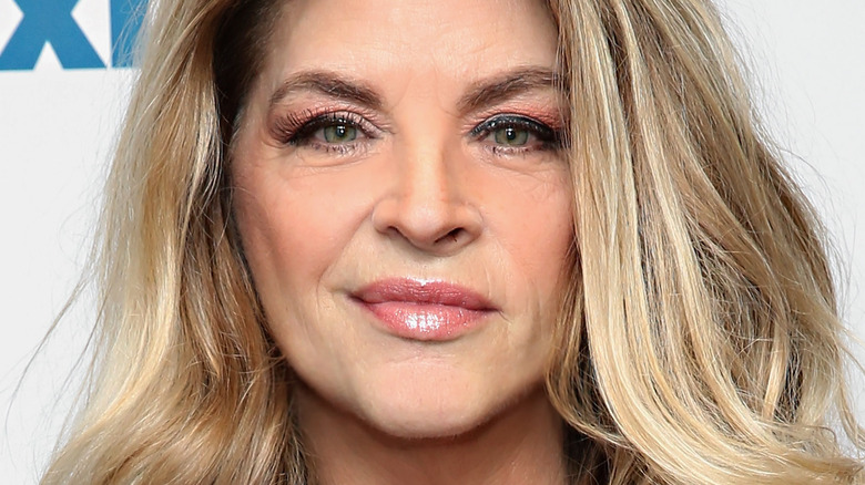 Kirstie Alley posant