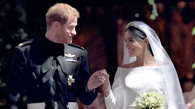 Le prince Harry et Meghan Markle se tiennent la main à leur mariage