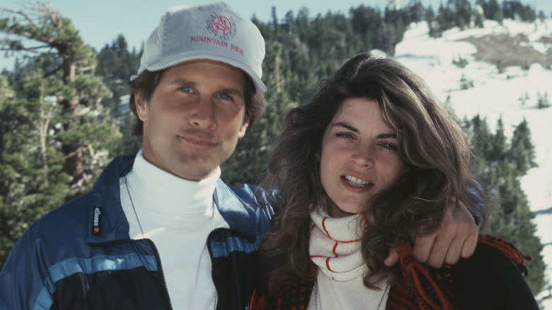 Parker Stevenson avec son bras autour de Kirstie Alley