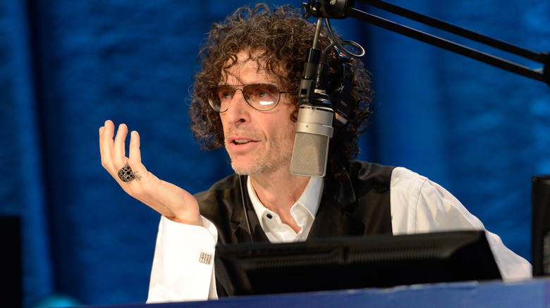 Howard Stern pose 