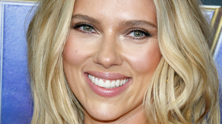 Scarlett Johansson cheveux blonds souriant