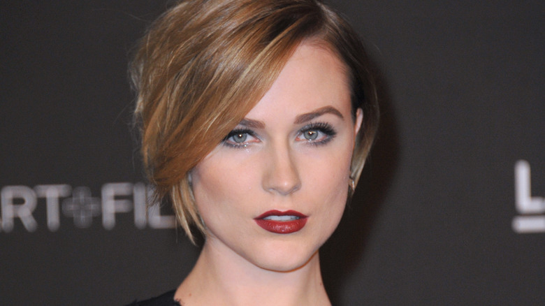 Evan Rachel Wood avec des cheveux courts et une frange sur le côté