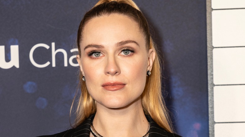 Evan Rachel Wood regarde la caméra