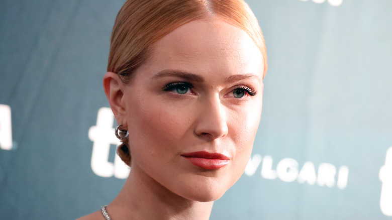 Evan Rachel Wood aux cheveux blonds bouclés et rouge à lèvres rouge