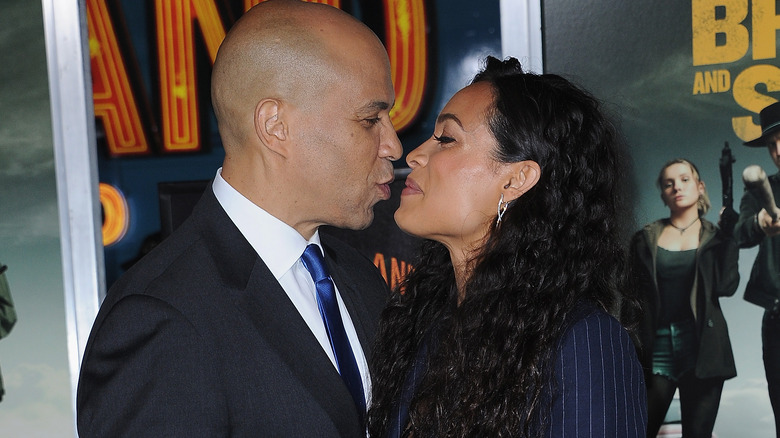 Cory Booker et Rosario Dawson sur le point de s'embrasser