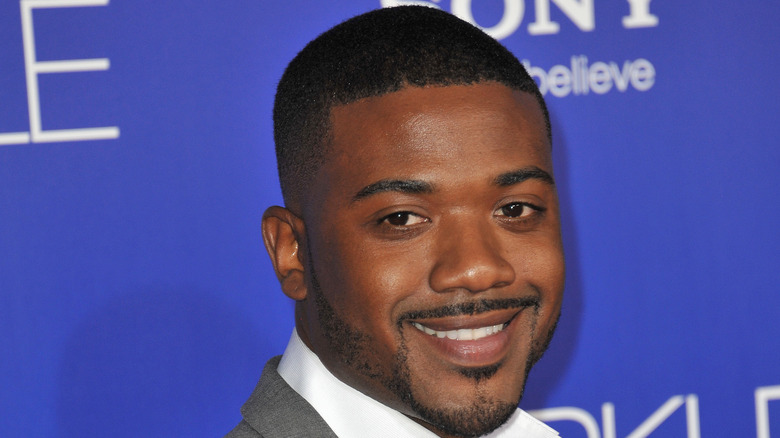 Ray J souriant