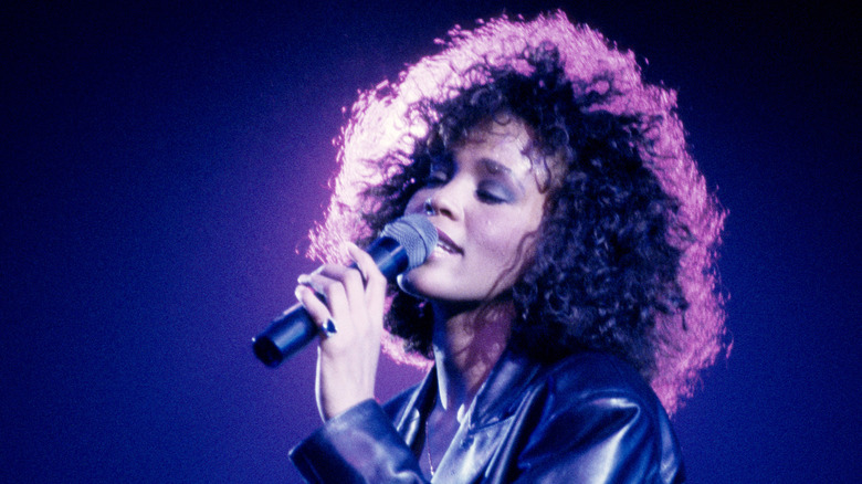 Whitney Houston chante