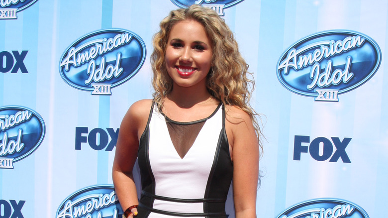 Haley Reinhart sourit