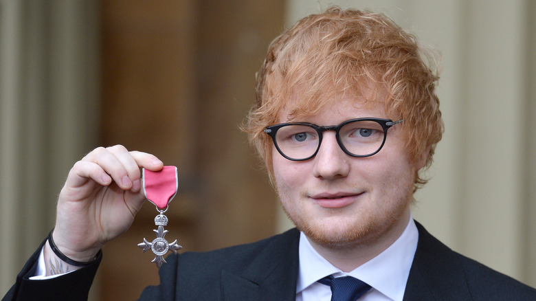 Ed Sheeran tenant la médaille