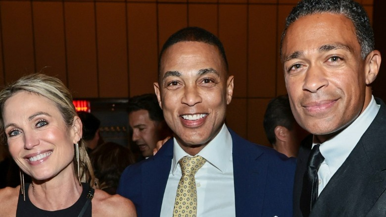 Amy Robach, Don Lemon et TJ Holmes souriant et posant ensemble