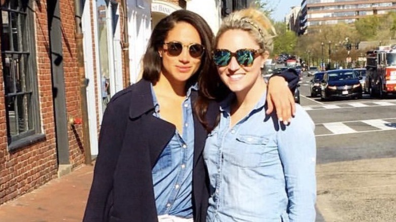 Meghan Markle posant avec Ashleigh Hale