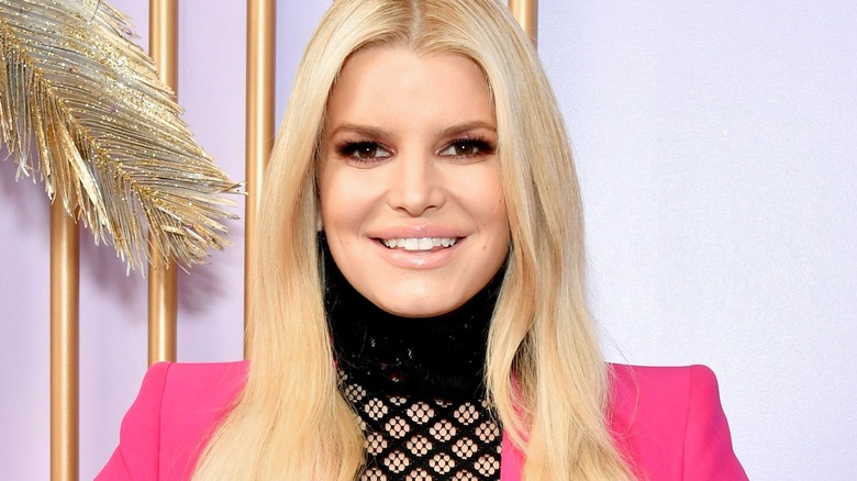 Jessica Simpson portant un tailleur-pantalon rose