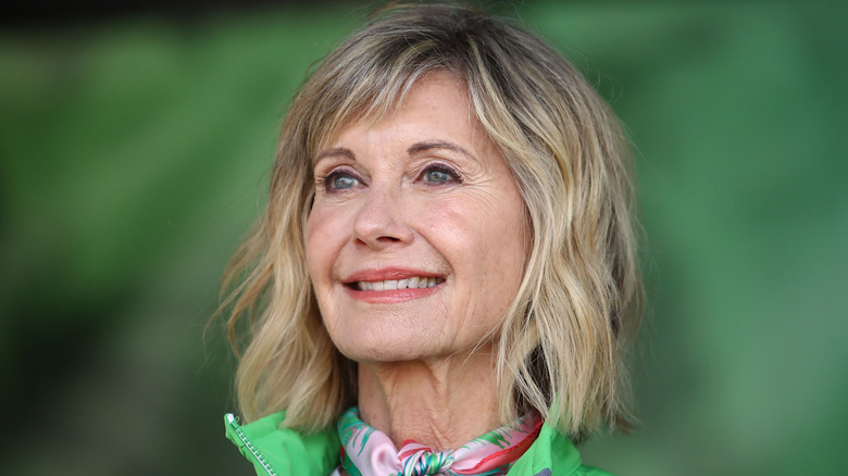 olivia newton-john souriant fond vert