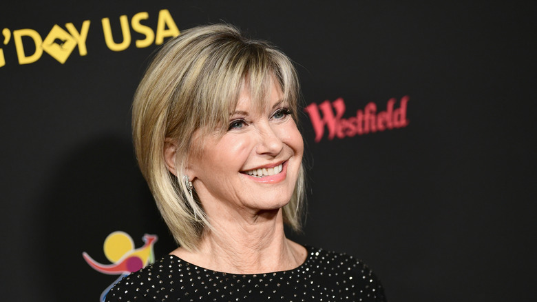 olivia newton-john frange souriante