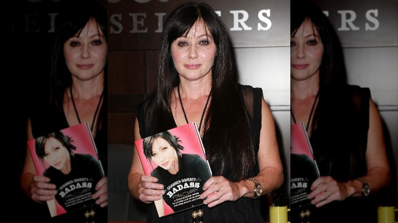 Shannen Doherty posant avec ses mémoires