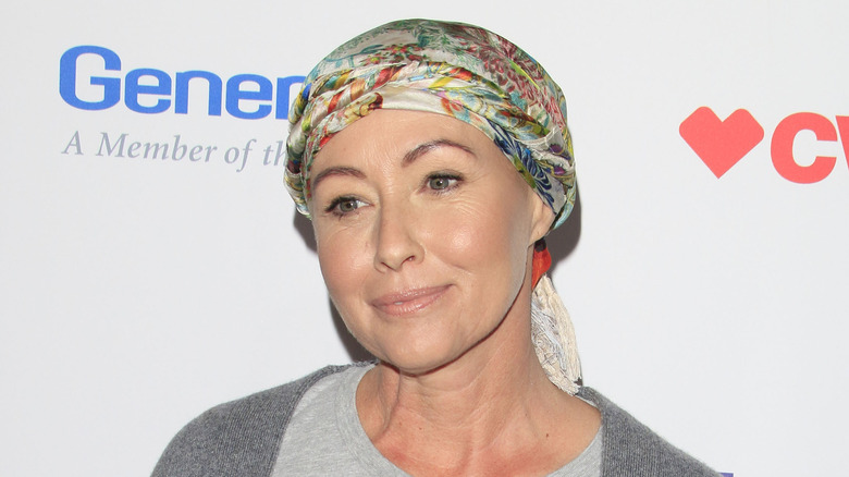 Shannen Doherty souriante en foulard