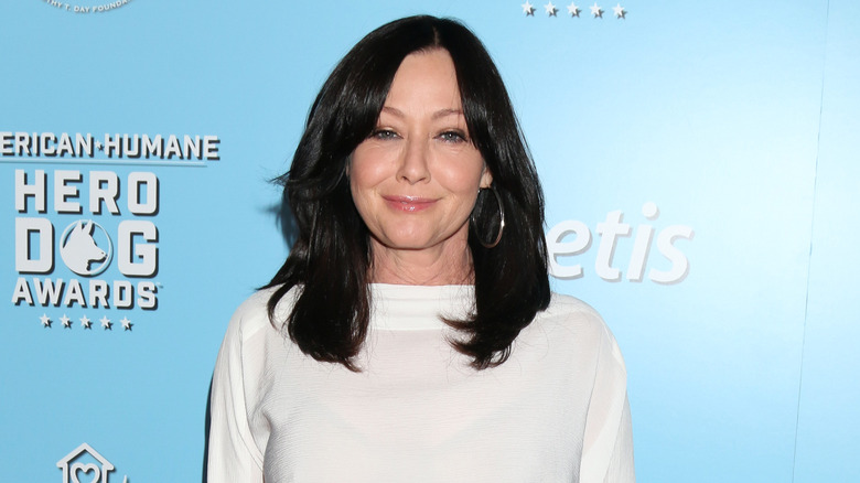 Shannen Doherty souriant sur le tapis rouge