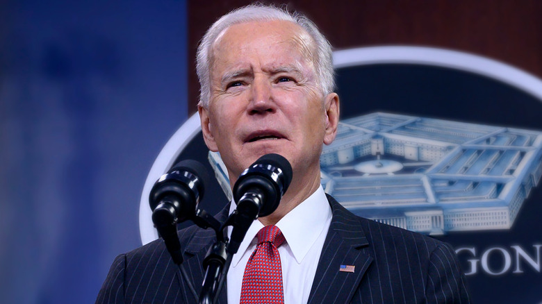 Le président Joe Biden prononçant un discours