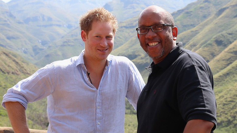 Le prince Harry posant avec le prince Seeiso