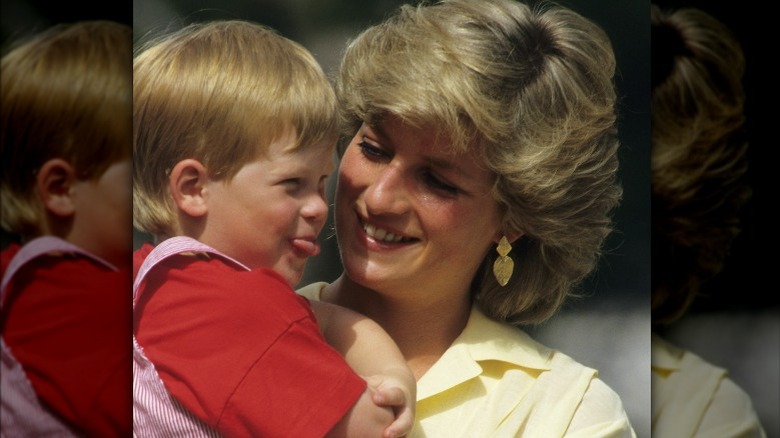 La princesse Diana sourit au prince Harry