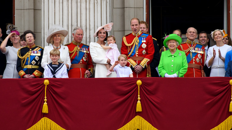 La famille royale posant