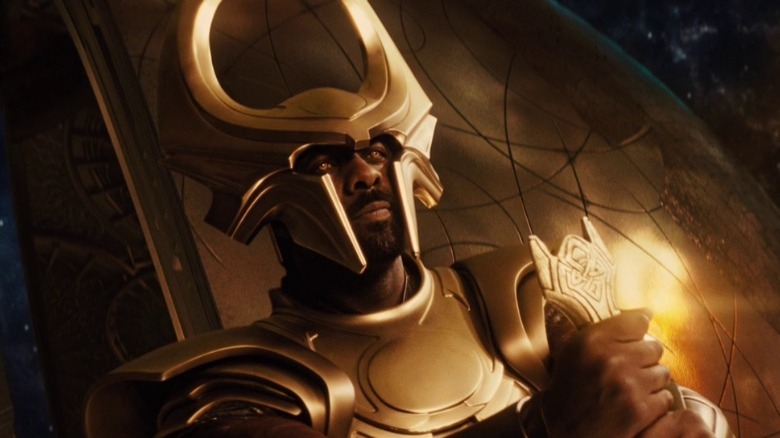 Idris Elba dans le rôle de Heimdall dans Thor portant une armure dorée