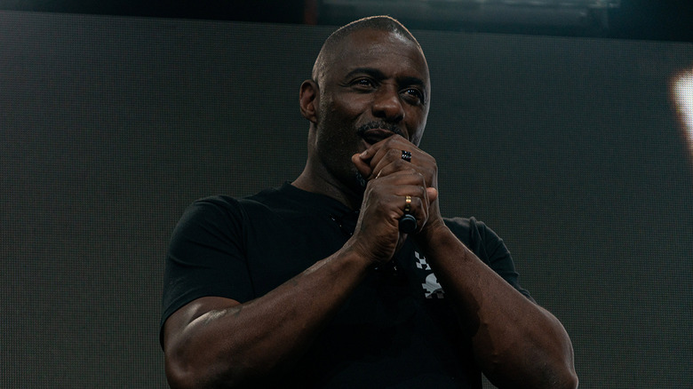 Idris Elba sur scène avec micro