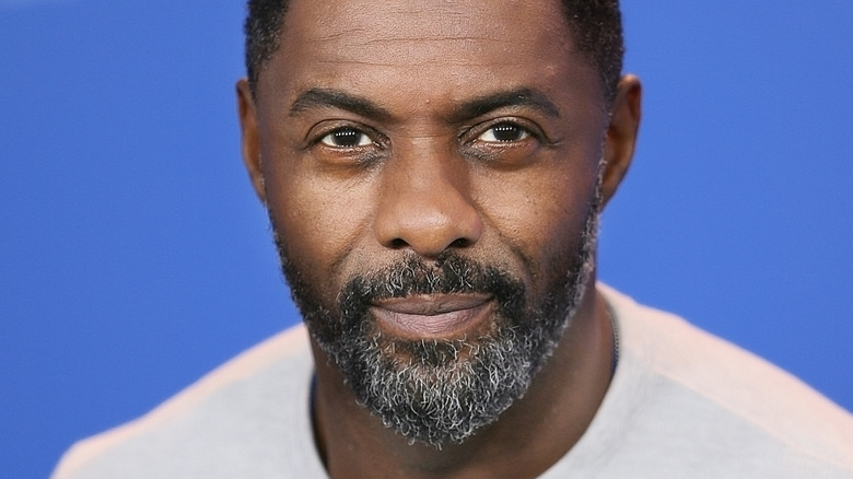 Idris Elba souriant