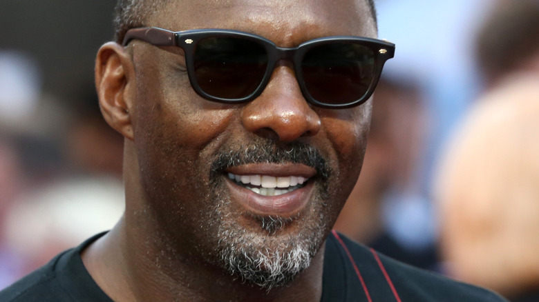 Idris Elba porte des lunettes de soleil 