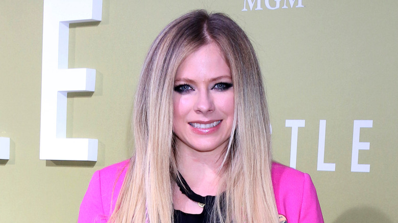 Avril Lavigne en veste rose