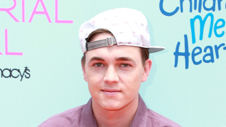 Jesse McCartney en chapeau blanc 