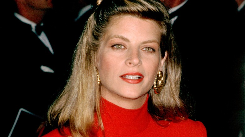 Kirstie Alley posant