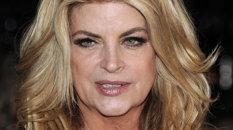 Kirstie Alley regarde au loin