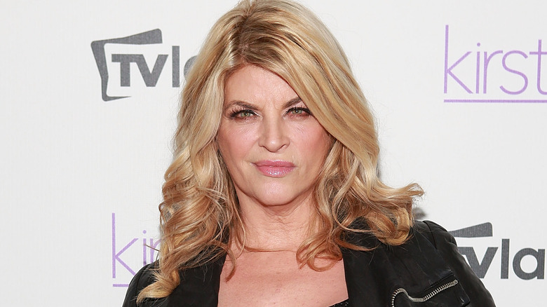 Kirstie Alley posant