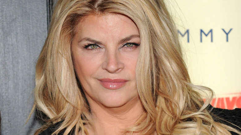 Kirstie Alley posant