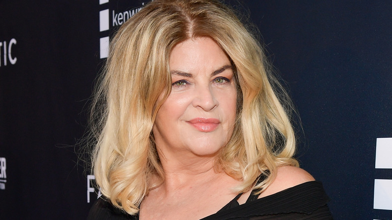 Kirstie Alley posant