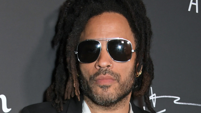 Lenny Kravitz posant