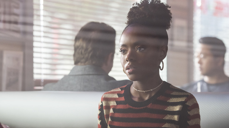 Ashleigh Murray assise dans un restaurant à Riverdale