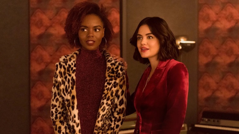 Ashleigh Murray et Lucy Hale debout